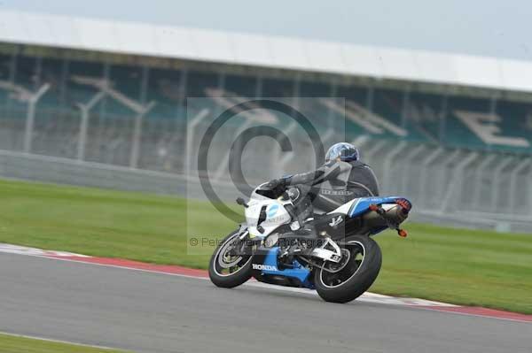 Motorcycle action photographs;Silverstone circuit;Silverstone photographs;Trackday digital images;event digital images;eventdigitalimages;no limits trackday;peter wileman photography;rockingham towcester northamptonshire;trackday;trackday photos