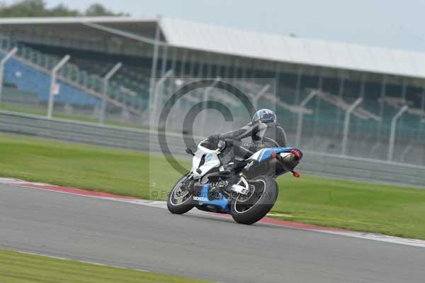 Motorcycle action photographs;Silverstone circuit;Silverstone photographs;Trackday digital images;event digital images;eventdigitalimages;no limits trackday;peter wileman photography;rockingham towcester northamptonshire;trackday;trackday photos