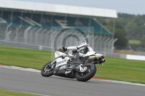 Motorcycle action photographs;Silverstone circuit;Silverstone photographs;Trackday digital images;event digital images;eventdigitalimages;no limits trackday;peter wileman photography;rockingham towcester northamptonshire;trackday;trackday photos