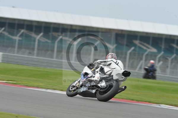 Motorcycle action photographs;Silverstone circuit;Silverstone photographs;Trackday digital images;event digital images;eventdigitalimages;no limits trackday;peter wileman photography;rockingham towcester northamptonshire;trackday;trackday photos