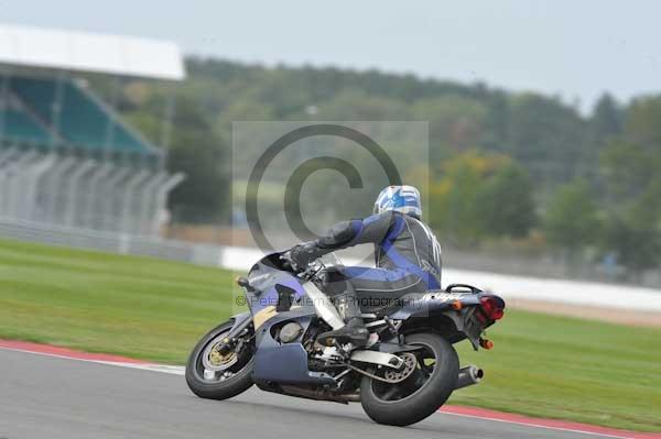 Motorcycle action photographs;Silverstone circuit;Silverstone photographs;Trackday digital images;event digital images;eventdigitalimages;no limits trackday;peter wileman photography;rockingham towcester northamptonshire;trackday;trackday photos