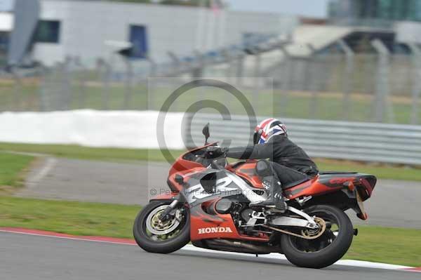 Motorcycle action photographs;Silverstone circuit;Silverstone photographs;Trackday digital images;event digital images;eventdigitalimages;no limits trackday;peter wileman photography;rockingham towcester northamptonshire;trackday;trackday photos