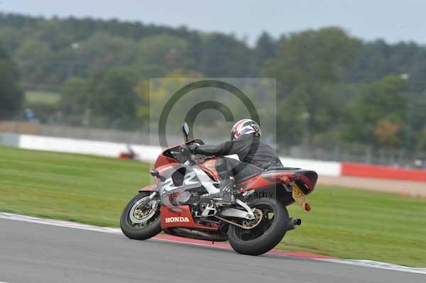 Motorcycle action photographs;Silverstone circuit;Silverstone photographs;Trackday digital images;event digital images;eventdigitalimages;no limits trackday;peter wileman photography;rockingham towcester northamptonshire;trackday;trackday photos