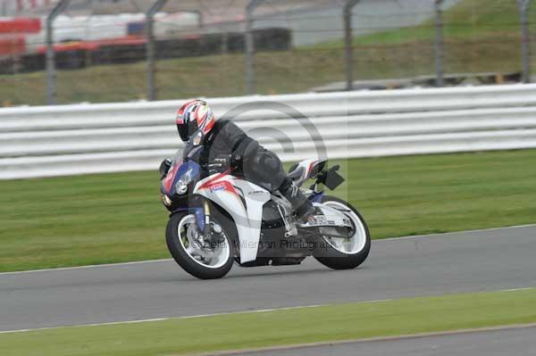Motorcycle action photographs;Silverstone circuit;Silverstone photographs;Trackday digital images;event digital images;eventdigitalimages;no limits trackday;peter wileman photography;rockingham towcester northamptonshire;trackday;trackday photos