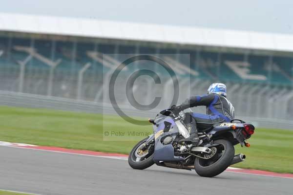 Motorcycle action photographs;Silverstone circuit;Silverstone photographs;Trackday digital images;event digital images;eventdigitalimages;no limits trackday;peter wileman photography;rockingham towcester northamptonshire;trackday;trackday photos