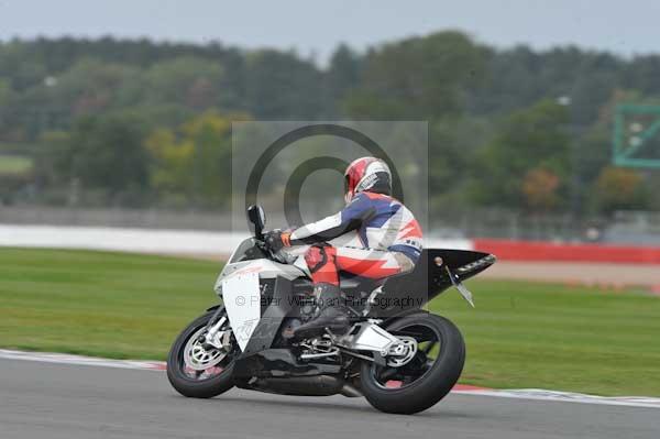 Motorcycle action photographs;Silverstone circuit;Silverstone photographs;Trackday digital images;event digital images;eventdigitalimages;no limits trackday;peter wileman photography;rockingham towcester northamptonshire;trackday;trackday photos