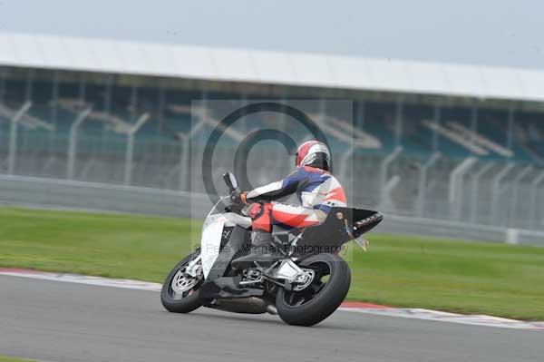 Motorcycle action photographs;Silverstone circuit;Silverstone photographs;Trackday digital images;event digital images;eventdigitalimages;no limits trackday;peter wileman photography;rockingham towcester northamptonshire;trackday;trackday photos