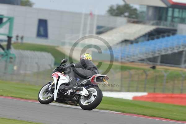 Motorcycle action photographs;Silverstone circuit;Silverstone photographs;Trackday digital images;event digital images;eventdigitalimages;no limits trackday;peter wileman photography;rockingham towcester northamptonshire;trackday;trackday photos
