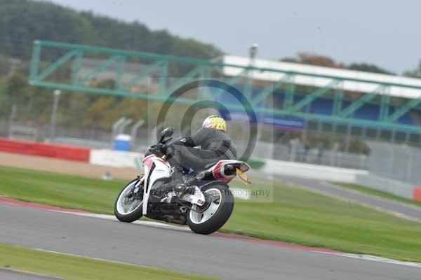 Motorcycle action photographs;Silverstone circuit;Silverstone photographs;Trackday digital images;event digital images;eventdigitalimages;no limits trackday;peter wileman photography;rockingham towcester northamptonshire;trackday;trackday photos