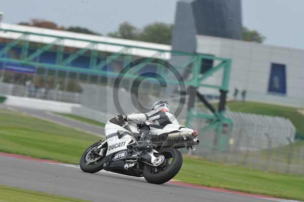 Motorcycle action photographs;Silverstone circuit;Silverstone photographs;Trackday digital images;event digital images;eventdigitalimages;no limits trackday;peter wileman photography;rockingham towcester northamptonshire;trackday;trackday photos