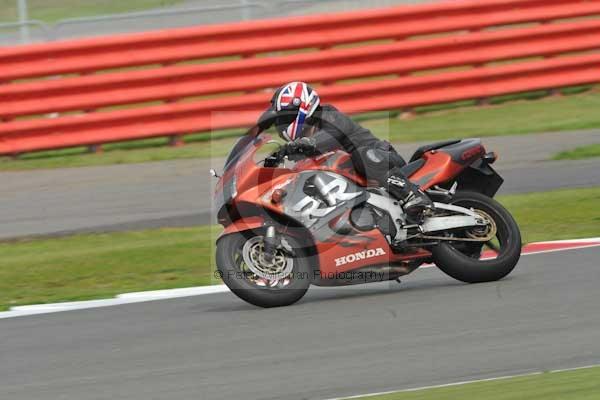 Motorcycle action photographs;Silverstone circuit;Silverstone photographs;Trackday digital images;event digital images;eventdigitalimages;no limits trackday;peter wileman photography;rockingham towcester northamptonshire;trackday;trackday photos