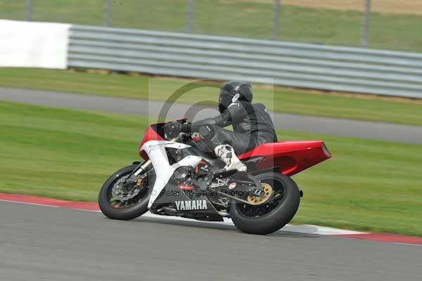 Motorcycle action photographs;Silverstone circuit;Silverstone photographs;Trackday digital images;event digital images;eventdigitalimages;no limits trackday;peter wileman photography;rockingham towcester northamptonshire;trackday;trackday photos