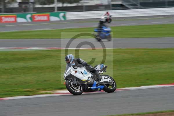 Motorcycle action photographs;Silverstone circuit;Silverstone photographs;Trackday digital images;event digital images;eventdigitalimages;no limits trackday;peter wileman photography;rockingham towcester northamptonshire;trackday;trackday photos