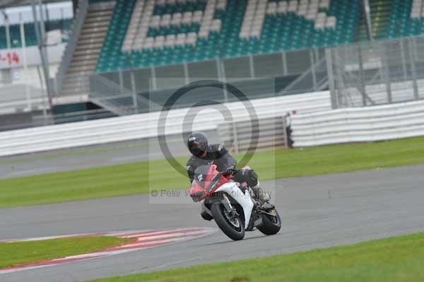 Motorcycle action photographs;Silverstone circuit;Silverstone photographs;Trackday digital images;event digital images;eventdigitalimages;no limits trackday;peter wileman photography;rockingham towcester northamptonshire;trackday;trackday photos