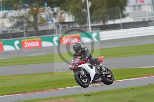 Motorcycle action photographs;Silverstone circuit;Silverstone photographs;Trackday digital images;event digital images;eventdigitalimages;no limits trackday;peter wileman photography;rockingham towcester northamptonshire;trackday;trackday photos