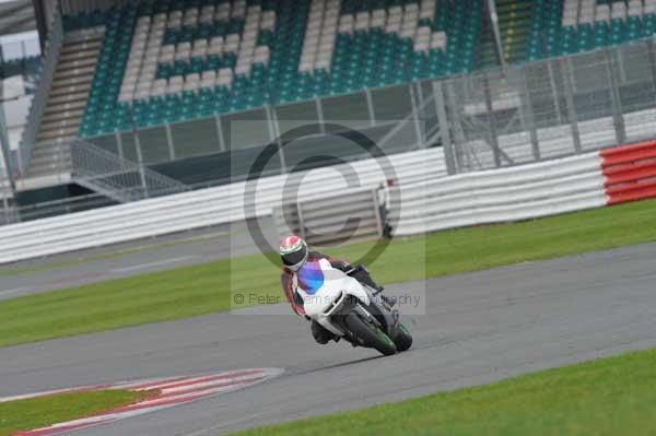 Motorcycle action photographs;Silverstone circuit;Silverstone photographs;Trackday digital images;event digital images;eventdigitalimages;no limits trackday;peter wileman photography;rockingham towcester northamptonshire;trackday;trackday photos