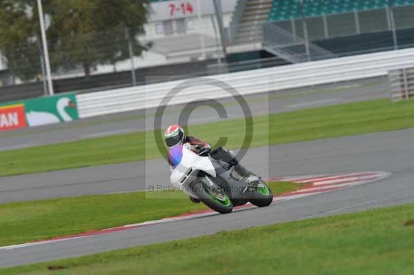 Motorcycle action photographs;Silverstone circuit;Silverstone photographs;Trackday digital images;event digital images;eventdigitalimages;no limits trackday;peter wileman photography;rockingham towcester northamptonshire;trackday;trackday photos