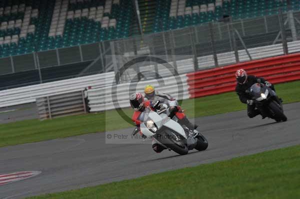 Motorcycle action photographs;Silverstone circuit;Silverstone photographs;Trackday digital images;event digital images;eventdigitalimages;no limits trackday;peter wileman photography;rockingham towcester northamptonshire;trackday;trackday photos