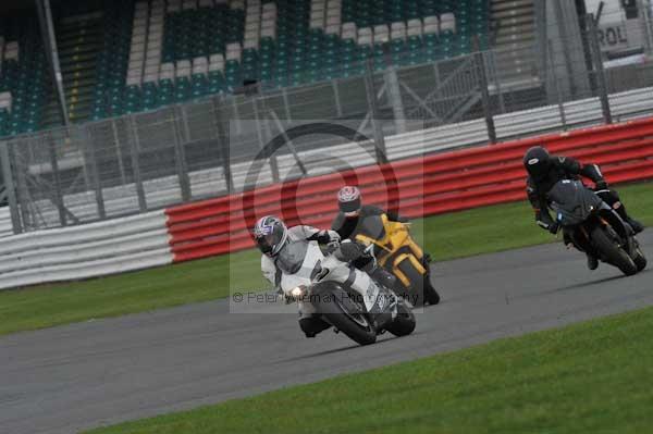 Motorcycle action photographs;Silverstone circuit;Silverstone photographs;Trackday digital images;event digital images;eventdigitalimages;no limits trackday;peter wileman photography;rockingham towcester northamptonshire;trackday;trackday photos