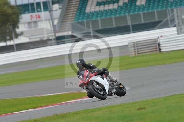 Motorcycle action photographs;Silverstone circuit;Silverstone photographs;Trackday digital images;event digital images;eventdigitalimages;no limits trackday;peter wileman photography;rockingham towcester northamptonshire;trackday;trackday photos