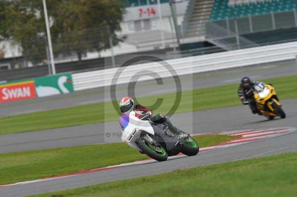 Motorcycle action photographs;Silverstone circuit;Silverstone photographs;Trackday digital images;event digital images;eventdigitalimages;no limits trackday;peter wileman photography;rockingham towcester northamptonshire;trackday;trackday photos