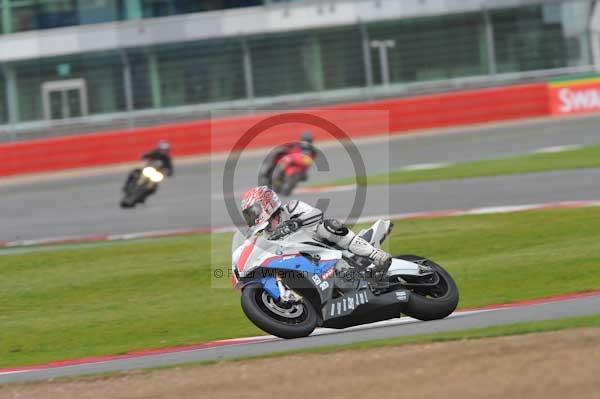 Motorcycle action photographs;Silverstone circuit;Silverstone photographs;Trackday digital images;event digital images;eventdigitalimages;no limits trackday;peter wileman photography;rockingham towcester northamptonshire;trackday;trackday photos