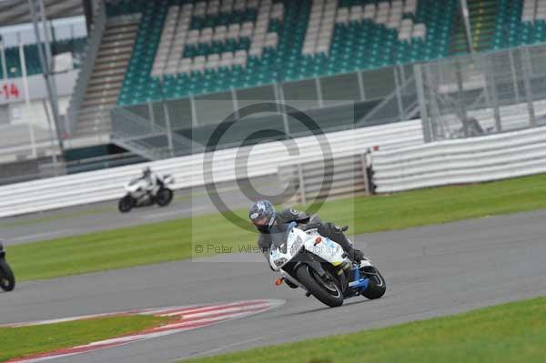 Motorcycle action photographs;Silverstone circuit;Silverstone photographs;Trackday digital images;event digital images;eventdigitalimages;no limits trackday;peter wileman photography;rockingham towcester northamptonshire;trackday;trackday photos
