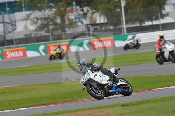 Motorcycle action photographs;Silverstone circuit;Silverstone photographs;Trackday digital images;event digital images;eventdigitalimages;no limits trackday;peter wileman photography;rockingham towcester northamptonshire;trackday;trackday photos