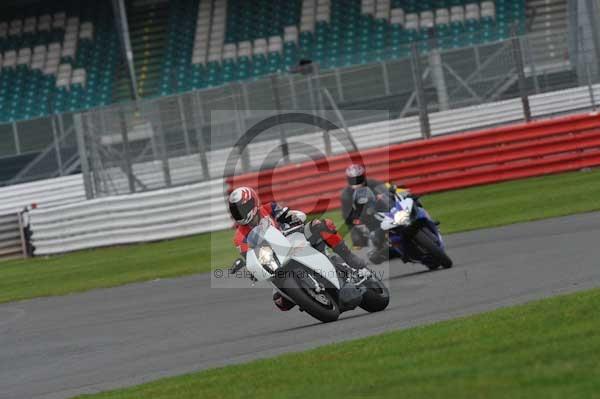 Motorcycle action photographs;Silverstone circuit;Silverstone photographs;Trackday digital images;event digital images;eventdigitalimages;no limits trackday;peter wileman photography;rockingham towcester northamptonshire;trackday;trackday photos