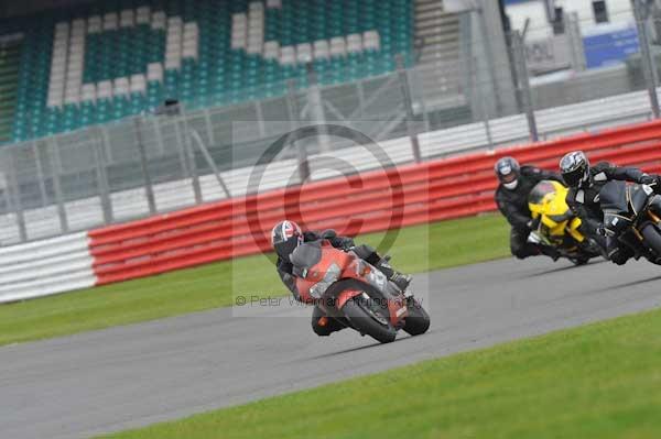 Motorcycle action photographs;Silverstone circuit;Silverstone photographs;Trackday digital images;event digital images;eventdigitalimages;no limits trackday;peter wileman photography;rockingham towcester northamptonshire;trackday;trackday photos