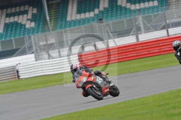 Motorcycle action photographs;Silverstone circuit;Silverstone photographs;Trackday digital images;event digital images;eventdigitalimages;no limits trackday;peter wileman photography;rockingham towcester northamptonshire;trackday;trackday photos