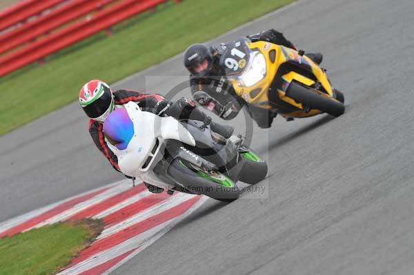 Motorcycle action photographs;Silverstone circuit;Silverstone photographs;Trackday digital images;event digital images;eventdigitalimages;no limits trackday;peter wileman photography;rockingham towcester northamptonshire;trackday;trackday photos