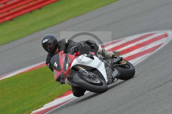 Motorcycle action photographs;Silverstone circuit;Silverstone photographs;Trackday digital images;event digital images;eventdigitalimages;no limits trackday;peter wileman photography;rockingham towcester northamptonshire;trackday;trackday photos