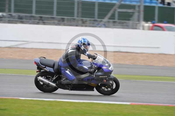 Motorcycle action photographs;Silverstone circuit;Silverstone photographs;Trackday digital images;event digital images;eventdigitalimages;no limits trackday;peter wileman photography;rockingham towcester northamptonshire;trackday;trackday photos