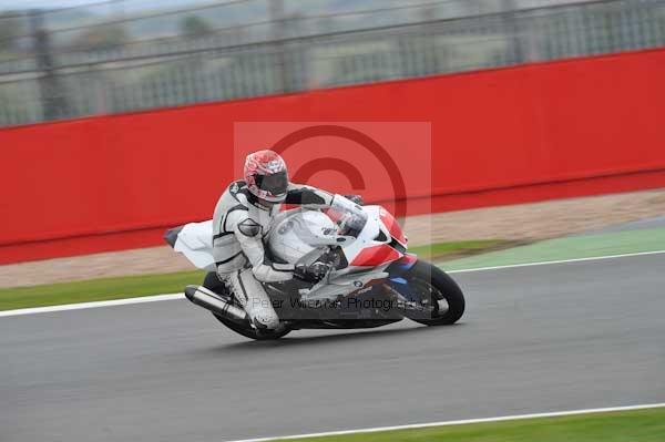 Motorcycle action photographs;Silverstone circuit;Silverstone photographs;Trackday digital images;event digital images;eventdigitalimages;no limits trackday;peter wileman photography;rockingham towcester northamptonshire;trackday;trackday photos