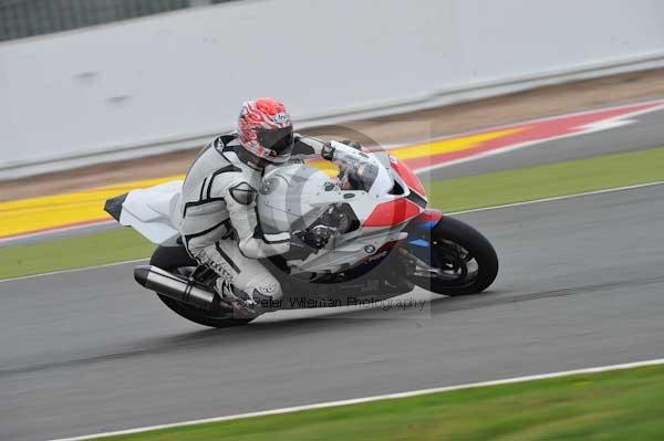 Motorcycle action photographs;Silverstone circuit;Silverstone photographs;Trackday digital images;event digital images;eventdigitalimages;no limits trackday;peter wileman photography;rockingham towcester northamptonshire;trackday;trackday photos