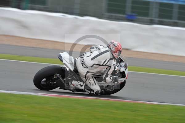 Motorcycle action photographs;Silverstone circuit;Silverstone photographs;Trackday digital images;event digital images;eventdigitalimages;no limits trackday;peter wileman photography;rockingham towcester northamptonshire;trackday;trackday photos