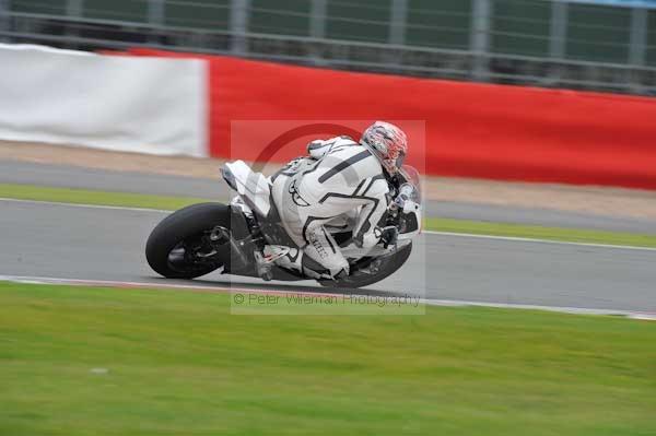 Motorcycle action photographs;Silverstone circuit;Silverstone photographs;Trackday digital images;event digital images;eventdigitalimages;no limits trackday;peter wileman photography;rockingham towcester northamptonshire;trackday;trackday photos