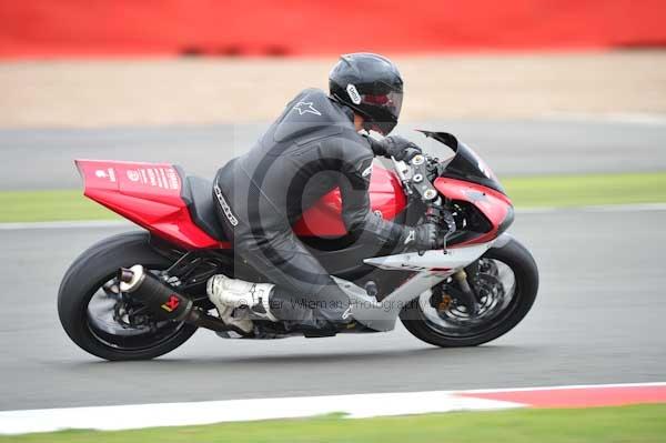 Motorcycle action photographs;Silverstone circuit;Silverstone photographs;Trackday digital images;event digital images;eventdigitalimages;no limits trackday;peter wileman photography;rockingham towcester northamptonshire;trackday;trackday photos