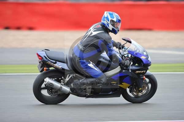 Motorcycle action photographs;Silverstone circuit;Silverstone photographs;Trackday digital images;event digital images;eventdigitalimages;no limits trackday;peter wileman photography;rockingham towcester northamptonshire;trackday;trackday photos