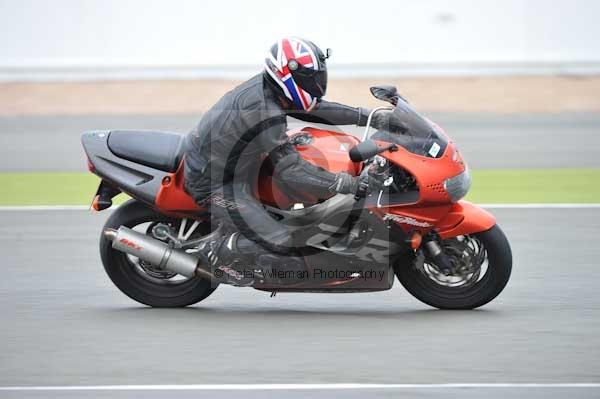 Motorcycle action photographs;Silverstone circuit;Silverstone photographs;Trackday digital images;event digital images;eventdigitalimages;no limits trackday;peter wileman photography;rockingham towcester northamptonshire;trackday;trackday photos