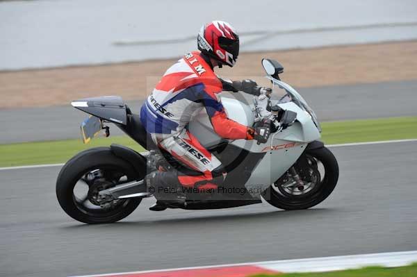 Motorcycle action photographs;Silverstone circuit;Silverstone photographs;Trackday digital images;event digital images;eventdigitalimages;no limits trackday;peter wileman photography;rockingham towcester northamptonshire;trackday;trackday photos