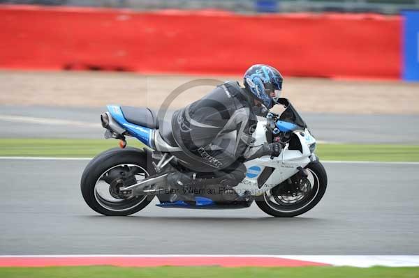 Motorcycle action photographs;Silverstone circuit;Silverstone photographs;Trackday digital images;event digital images;eventdigitalimages;no limits trackday;peter wileman photography;rockingham towcester northamptonshire;trackday;trackday photos