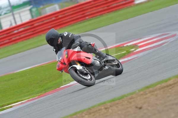 Motorcycle action photographs;Silverstone circuit;Silverstone photographs;Trackday digital images;event digital images;eventdigitalimages;no limits trackday;peter wileman photography;rockingham towcester northamptonshire;trackday;trackday photos