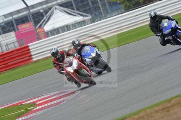 Motorcycle action photographs;Silverstone circuit;Silverstone photographs;Trackday digital images;event digital images;eventdigitalimages;no limits trackday;peter wileman photography;rockingham towcester northamptonshire;trackday;trackday photos