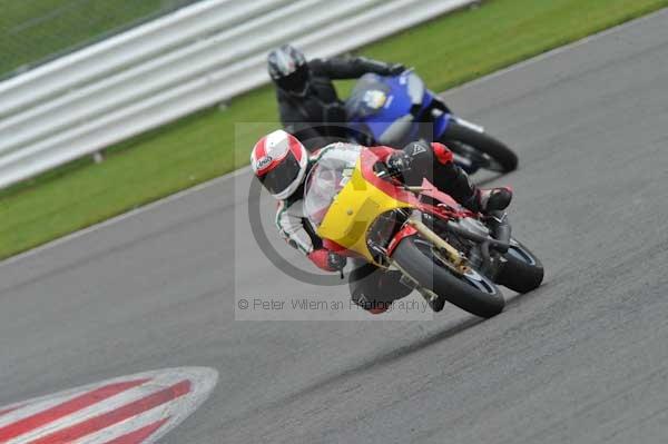 Motorcycle action photographs;Silverstone circuit;Silverstone photographs;Trackday digital images;event digital images;eventdigitalimages;no limits trackday;peter wileman photography;rockingham towcester northamptonshire;trackday;trackday photos