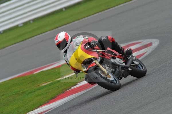 Motorcycle action photographs;Silverstone circuit;Silverstone photographs;Trackday digital images;event digital images;eventdigitalimages;no limits trackday;peter wileman photography;rockingham towcester northamptonshire;trackday;trackday photos