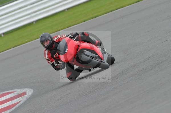 Motorcycle action photographs;Silverstone circuit;Silverstone photographs;Trackday digital images;event digital images;eventdigitalimages;no limits trackday;peter wileman photography;rockingham towcester northamptonshire;trackday;trackday photos
