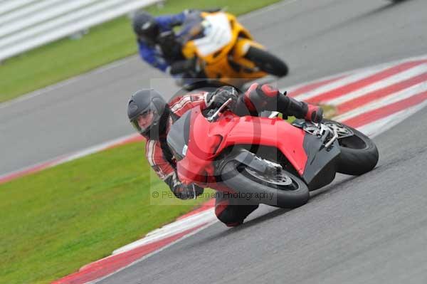 Motorcycle action photographs;Silverstone circuit;Silverstone photographs;Trackday digital images;event digital images;eventdigitalimages;no limits trackday;peter wileman photography;rockingham towcester northamptonshire;trackday;trackday photos