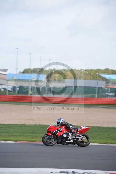 Motorcycle action photographs;Silverstone circuit;Silverstone photographs;Trackday digital images;event digital images;eventdigitalimages;no limits trackday;peter wileman photography;rockingham towcester northamptonshire;trackday;trackday photos